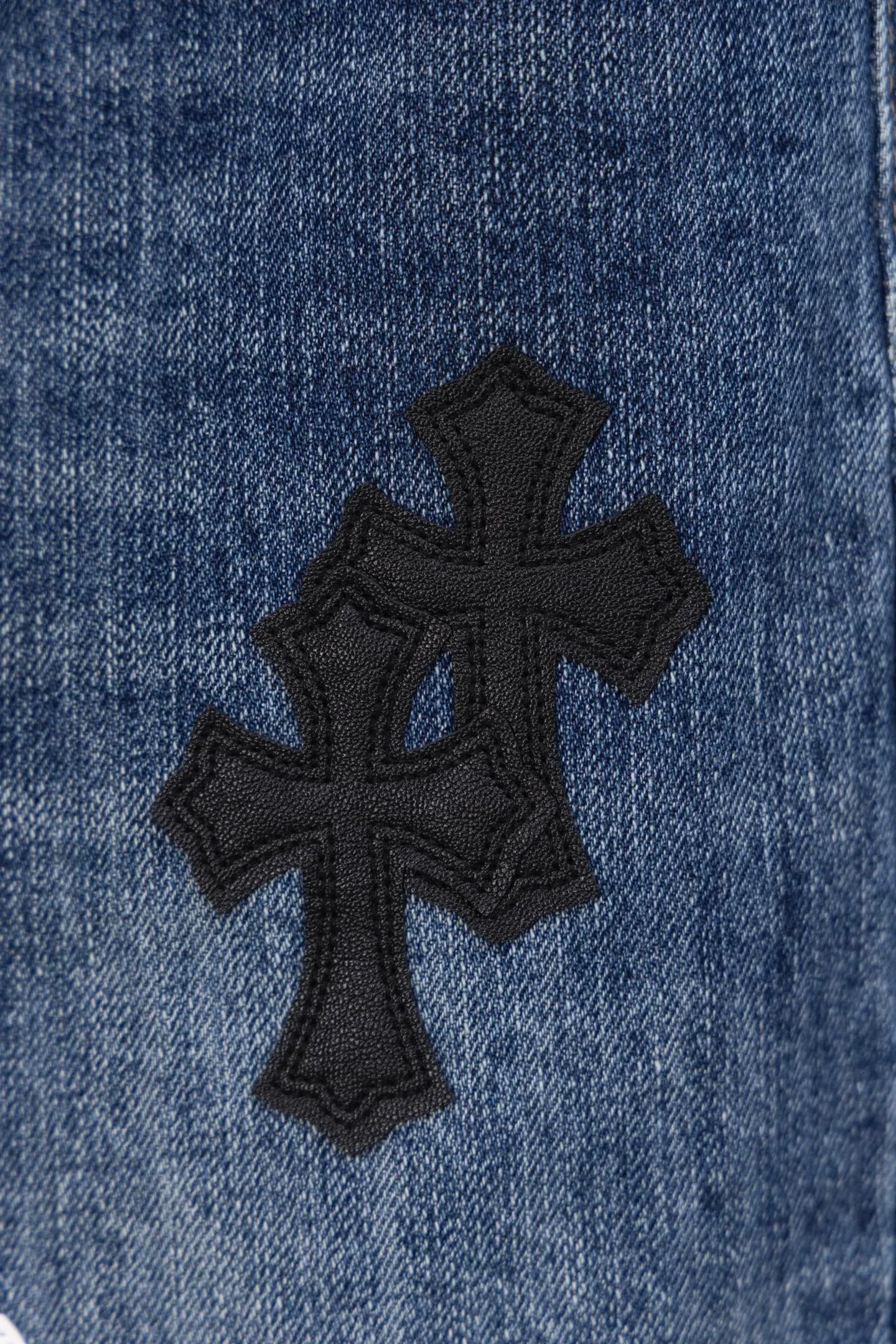P260 CH Chromehearts limited edition black and white cross patch leather jeans, priced at 34W level, patchwork cross pattern embellishment, washed jeans! ! An absolutely high-end luxury product, a 1.9W-level god-level single product, a super popular product, made by top heavy industry, a magic weapon that cannot be missed! [About Zangyin] This is an extremely luxurious fashion brand that can also be called the aristocracy of the high street. It has always been an exclusive brand for some hipsters or rich second generations. Compared with ordinary high streets, it is more luxurious and noble. Compared with luxury brands, it is more fashionable and individual. It has always been a brand that I have a special liking for. [Top heavy industry fashion design] Consistently high-street luxury style. Speaking of this style, the Zangyin family and GU family are definitely the leading representative brands. Especially the Zangyin family has really achieved a state-of-the-art effect in creating high-street style. The unique washed material is used to create this style. The color system is already quite eye-catching. After it is decorated with patchwork cross flowers, it cleverly highlights the charm of the brand. Secondly, this style uses classic The high-waist cutting design highlights the long legs and fashionable temperament of the upper body. The brand is highly recognizable and the slim fit configuration is more suitable for daily wear. It is a product that interprets personality, fashion, and specifications at a glance. This single product is enough to make any fan excited. It can be a white T-shirt for a youthful college style, or a tight suspender for a royal style. It has strong matching ability and can be easily controlled by men.  [Materials and craftsmanship] Needless to say, this point goes without saying. As an excellent craftsman brand, Zangyin’s requirements for details and craftsmanship are really perfect. The washed color of this model has gone through so many processes, not to mention the embellishment of denim appliques. It is also purely hand-made and sewn. Just like what they believe in, only hand-made things have soul and have the meaning of wear. A top-notch heavy-duty fashionable denim item, I look forward to your perfect interpretation! !  Color: blue Size: 28-36